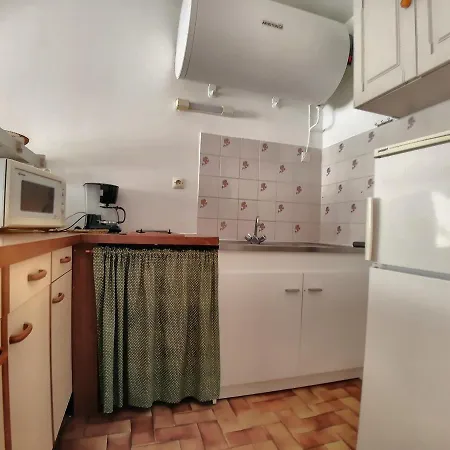 Studio Pour 4 Avec Cour Privee, Parking Et Proche Plage Et Commerces - Fr-1-475-49 Apartment